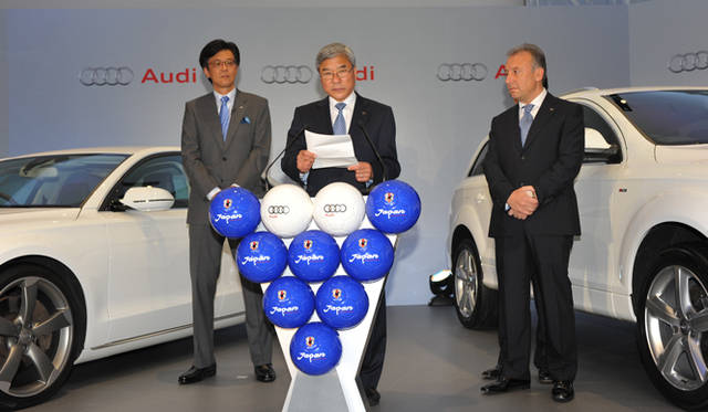 <strong>Audi｜アウディ</strong>　アウディ ジャパン 社長 大喜多 寛氏（左）、日本サッカー協会副会長　大仁邦彌氏（中）、サッカー日本代表監督 アルベルト・ザッケローニ氏（右）