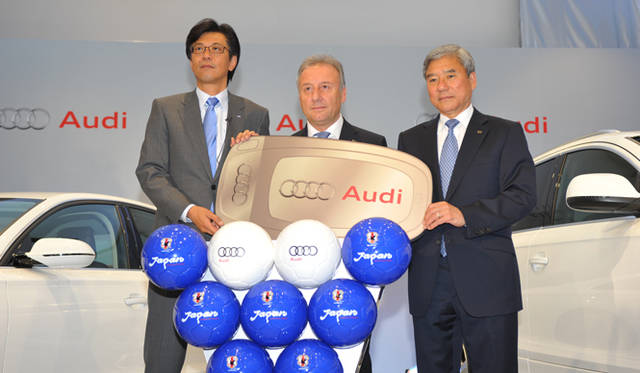 <strong>Audi｜アウディ</strong>　アウディ ジャパン 社長 大喜多 寛氏（左）、サッカー日本代表監督 アルベルト・ザッケローニ氏（中）、日本サッカー協会副会長　大仁邦彌氏（右）