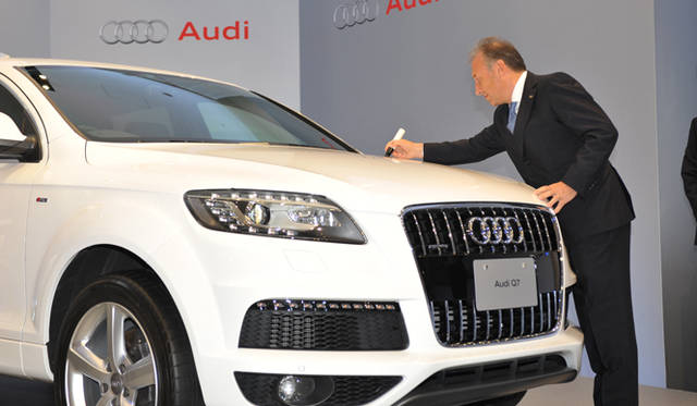 <strong>Audi｜アウディ</strong>　Q7にサインを書くザッケローニ監督