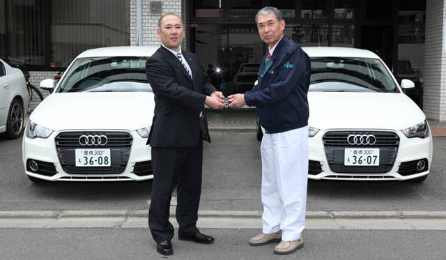 <strong>Audi A1｜アウディ A1 医師会に5台を貸与</strong>　写真左｜アウディ岩手　佐藤支店長、写真右｜岩手県医師会の岩動孝副会長