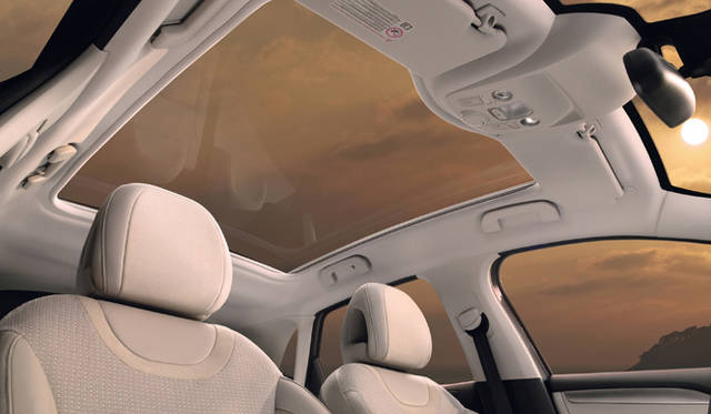 <strong>CITROEN C4｜シトロエン C4</strong>　エクスクルーシブに備えられる1.3平方メートルのパノラミックガラスルーフ。