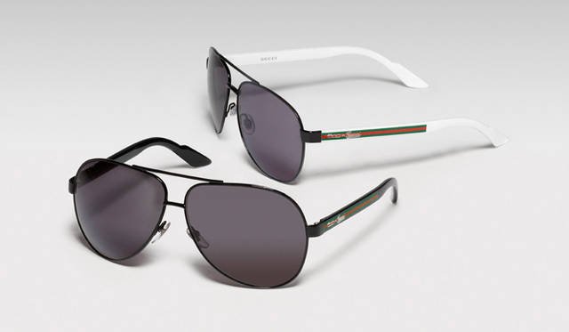 <strong>FIAT 500 by Gucci｜フィアット 500 バイ グッチ</strong>　500 by Gucciにインスピレーションを得たスペシャルエディションのアイテム。アビエーターサングラス（ブラックフレーム／ブラックテンプル、グリーン／レッド/グリーン ウェブ ディテール）