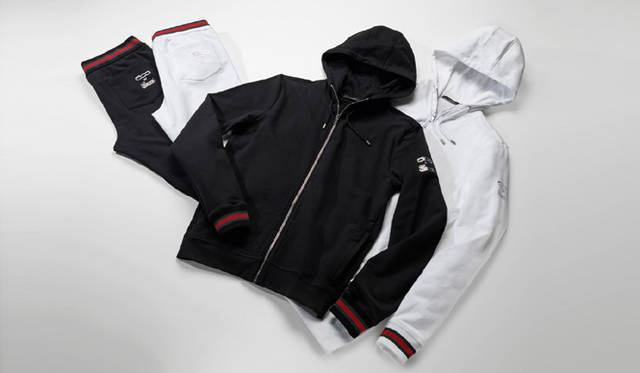 <strong>FIAT 500 by Gucci｜フィアット 500 バイ グッチ</strong>　メンズトラックジャケット（ブラックまたはホワイト、コットン、フロントジップ、グリーン／レッド／グリーン ウェブ ディテール） メンズトラックパンツ（コットン、ドローストリング、グリーン／レッド／グリーン ウェブ ディテール、ブラックのみ展開）