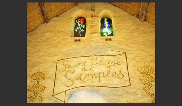 <strong>carnet de jardin｜松永 学</strong>　入り口上部には礼拝堂の名が