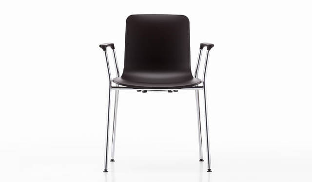 <strong>hhstyle.com</strong>　「HAL Tube Armrest」カラー/シェル｜ベーシックダーク、ホワイト、アイビー、アイスグレイ、ブリック、ワームグレイ、チョコレート、オレンジ、レッグ｜クローム、サイズ｜W615×D490×H790/SH430mm、素材｜ポリプロピレン、スチール、価格｜3万5700円v©www.vitra.com