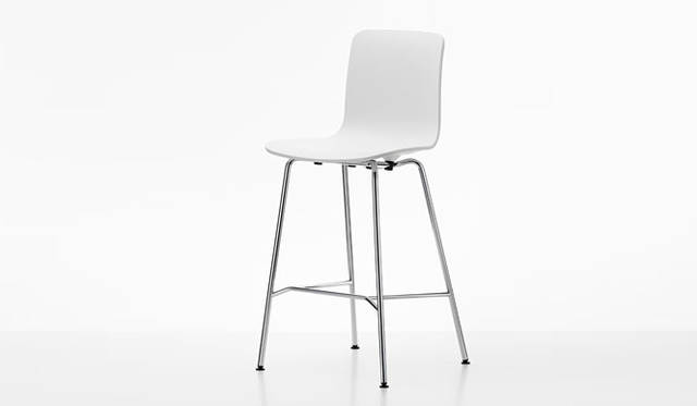 <strong>hhstyle.com</strong>　「HAL Stool Medium」カラー/シェル｜ベーシックダーク、ホワイト、アイビー、アイスグレイ、ブリック、ワームグレイ、チョコレート、オレンジ、レッグ｜クローム、サイズ｜W495×D490×H1140/SH78mm、素材｜ポリプロピレン、スチール、価格｜3万3600円 ©www.vitra.com