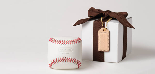 <strong>COACH｜「BASEBALL CHARITY」賛同人たちのメッセージ！</strong>　ベースボール型のペーパーウェイト。ここにMLBや日本プロ野球界のスター選手らの直筆サインがほどこされ、Yahoo！オークションに出品される。