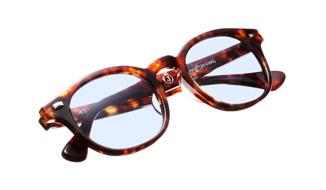 <strong>JAM HOME MADE×STUSSY</strong>｜サングラス“アレックス” 2万5200円（カラー：鼈甲フレーム×ブルーレンズ／ブラックフレーム×ブラウンレンズ／ブラックフレーム×クリアレンズ）