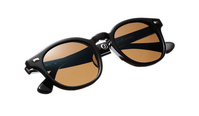 <strong>JAM HOME MADE×STUSSY</strong>｜サングラス“アレックス” 2万5200円（カラー：鼈甲フレーム×ブルーレンズ／ブラックフレーム×ブラウンレンズ／ブラックフレーム×クリアレンズ）