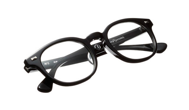 <strong>JAM HOME MADE×STUSSY</strong>｜サングラス“アレックス” 2万5200円（カラー：鼈甲フレーム×ブルーレンズ／ブラックフレーム×ブラウンレンズ／ブラックフレーム×クリアレンズ）