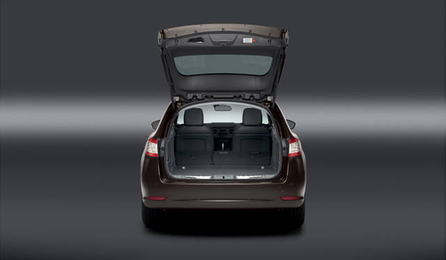 <strong>Peugeot ｜プジョー</strong>　容量565リットル～1,598リットルまで拡大できるSWのラゲッジルーム。