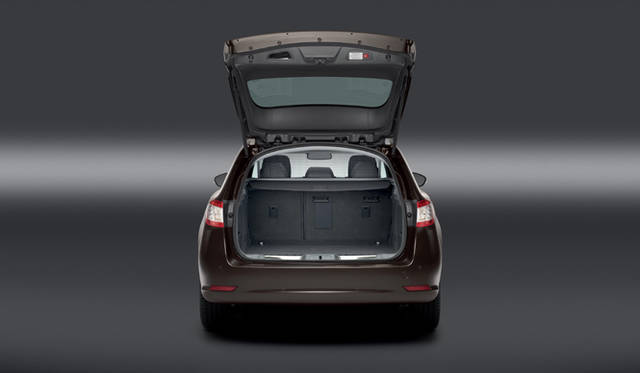 <strong>Peugeot ｜プジョー</strong>　容量565リットル～1,598リットルまで拡大できるSWのラゲッジルーム。