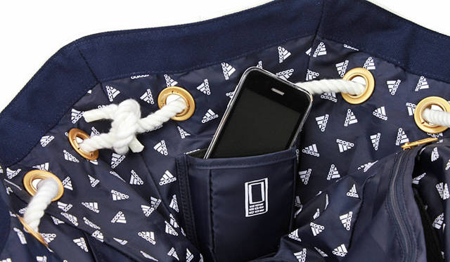 <strong>adidas｜アディダス</strong>　「adidas×SHIHO オールインバッグ」　肩に掛けたときにスムーズに取り出せる場所に、携帯電話収納ポケットを配置。スマートフォンもすっぽり入るサイズで、フェイスを傷つけにくい素材を使用。サングラス用ポケットもあらたに取りつけられている。