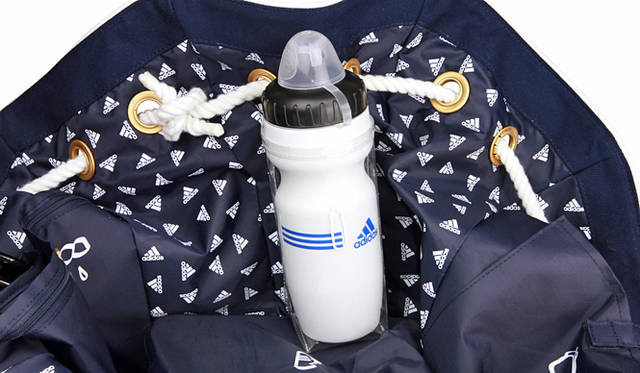<strong>adidas｜アディダス</strong>　「adidas×SHIHO オールインバッグ」　夏の外気で水滴が出るペットボトルもそのまま収納可能な防水ポケット。水滴でバッグのなかの貴重品や書類が濡れることなく一緒に収納して持ち運べる。 