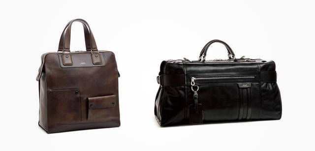<strong>BALLY｜バリー</strong>　左／160周年記念コレクション・ラインより。ガジェット・ポケットのようなデザインは使い勝手も抜群。バッグ [W37×H38×D16cm] 14万5950円、右／艶やかなブラックレザーでつくられた大ぶりバッグはモダンな表情を醸す。バッグ [W55×H30×D27cm]  16万2750円（ともにバリー／バリー・ジャパン）