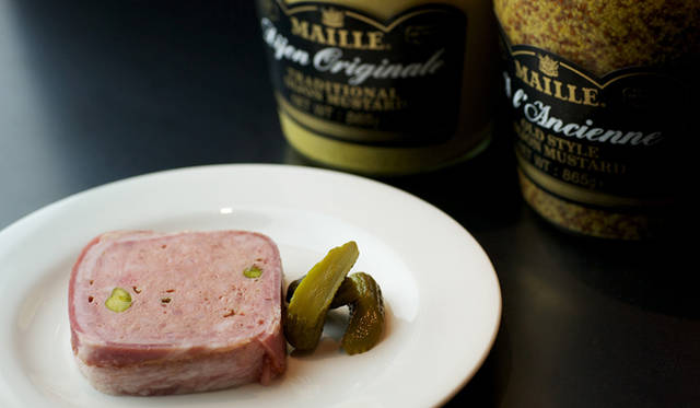 <strong>EAT</strong>｜フレンチビストロ『en.terrible（アンテリブル）』がふたつ目のレストラン『22（トゥ・トゥ）』をオープン！<br />パテ ド カンパーニュ　 800円　©XINADA