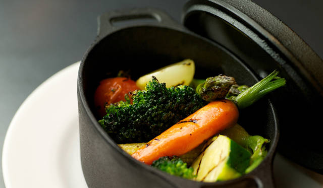 <strong>EAT</strong>｜フレンチビストロ『en.terrible（アンテリブル）』がふたつ目のレストラン『22（トゥ・トゥ）』をオープン！<br />季節野菜のグリル アンチョビソース　1000円　©XINADA