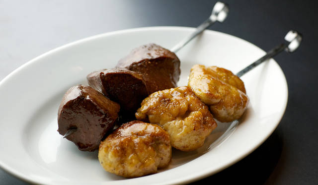 <strong>EAT</strong>｜フレンチビストロ『en.terrible（アンテリブル）』がふたつ目のレストラン『22（トゥ・トゥ）』をオープン！<br />2種内臓のブロシェット　1500円　©XINADA