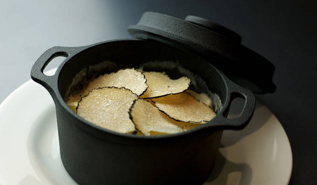 <strong>EAT</strong>｜フレンチビストロ『en.terrible（アンテリブル）』がふたつ目のレストラン『22（トゥ・トゥ）』をオープン！<br />ジャガイモとサマートリュフのグラタン　800円　©XINADA