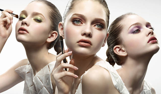 <strong>shu uemura｜シュウ ウエムラ</strong>　自分のイチオシカラーの色番号と、この夏の人気色ベスト3を予測して投票すると、抽選で豪華商品がプレゼント。