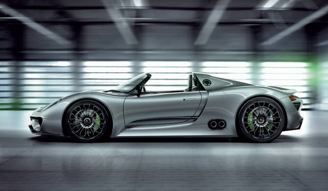 <strong>論客がポスト3.11のクルマ界を語る</strong>　2013年からの生産が予定されている、ポルシェのハイブリッドスポーツ「918 スパイダー」。前後アクスルにモーターを備え、システムトータルでの最高出力を単純計算すると、718psという驚異的な数値を記録する。その一方でCO2排出量は70g/kmと、環境性能にかんしてもトップクラスの実力をもっている。