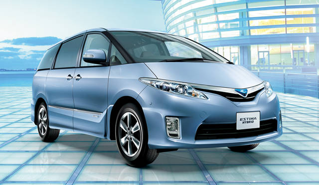 <strong>論客がポスト3.11のクルマ界を語る</strong>　このたびの東日本大震災の被災地で、非常に役に立ったというトヨタ・エスティマ ハイブリッド。プリウス同様のハイブリッドシステム「THS II」を搭載し、JC08モードによる計測で燃費18.0ℓ/kmを記録する。