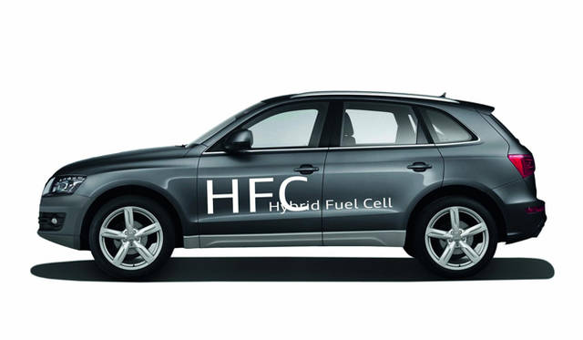 <strong>論客がポスト3.11のクルマ界を語る</strong>　最大出力133psを発生するPEMと呼ばれる燃料電池スタックを搭載するアウディ Q5 HFC。そこに2個のモーターが組み合わさり、モーターは合計で最高出力122ps、最大トルク42.8kgmを発生。2次電池には、1.3kWhのリチウムイオンバッテリーを備える。