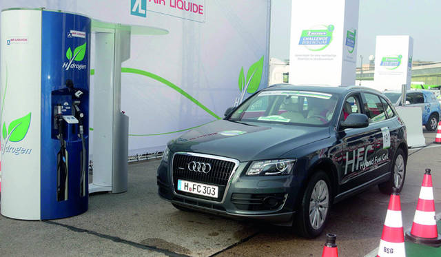 <strong>論客がポスト3.11のクルマ界を語る</strong>　アウディ Q5 HFC