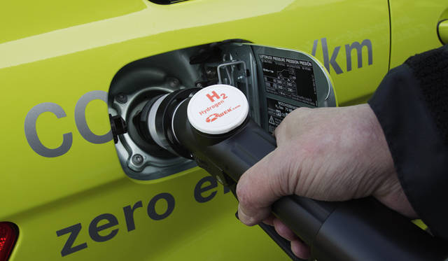 <strong>論客がポスト3.11のクルマ界を語る</strong>　メルセデス・ベンツ エフセル