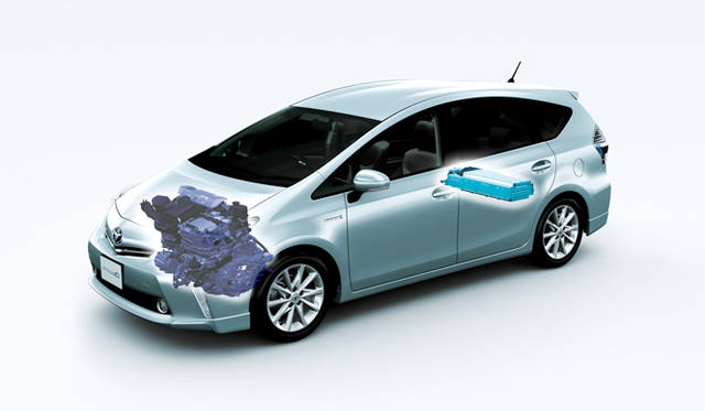 <strong>TOYOTA PRIUS α｜トヨタ プリウス α</strong>　5人乗りモデルには後部下にニッケル水素バッテリーを搭載。