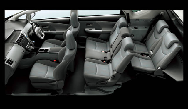 <strong>TOYOTA PRIUS α｜トヨタ プリウス α</strong>　7人乗り