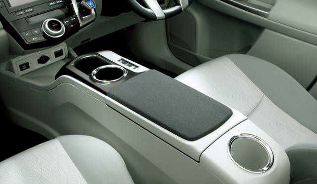 <strong>TOYOTA PRIUS α｜トヨタ プリウス α</strong>