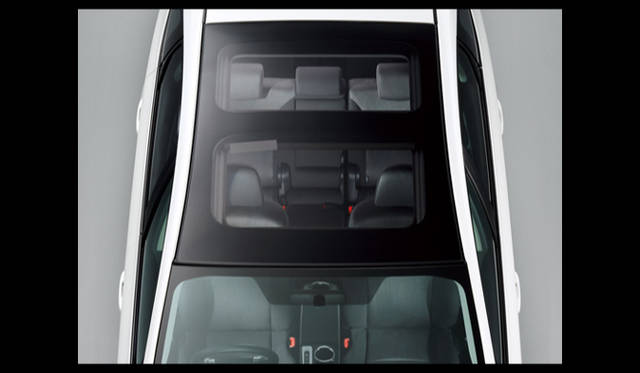 <strong>TOYOTA PRIUS α｜トヨタ プリウス α</strong>　G“ツーリングセレクション・スカイライトパッケージ”に標準装備される樹脂パノラマルーフ。ガラスと比べ約40パーセント軽量されているという。