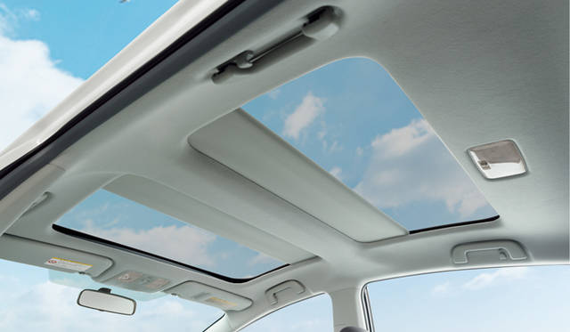 <strong>TOYOTA PRIUS α｜トヨタ プリウス α</strong>　半開時。スイッチ操作で簡単に開閉可能な電動ロールシェードを採用。