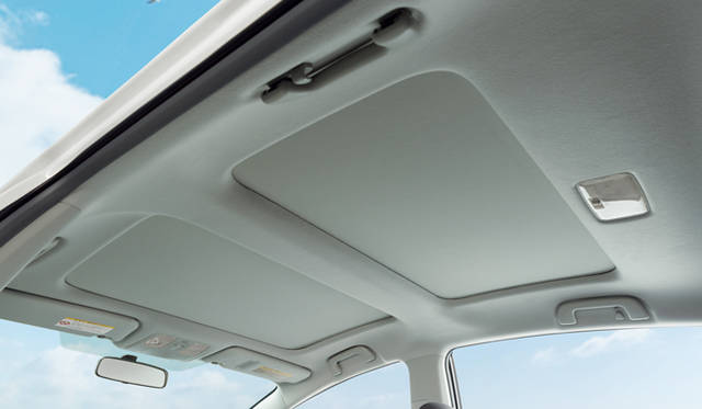 <strong>TOYOTA PRIUS α｜トヨタ プリウス α</strong>　全閉時。ドアロックに連動したオートシェードクローズ機能も備えている。