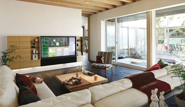 <strong>あたらしい時代づくりに取り組むひとと企業──積水ハウス編</strong>　観環居のリビング。テレビモニターでエネルギーや電気自動車（EV）の状況を確認することが可能。