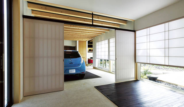 <strong>あたらしい時代づくりに取り組むひとと企業──積水ハウス編</strong>　観環居の車室はバリアフリー設計となっており、乗り降りが容易であるとともに、クルマとのあたらしい関係を提案している。写真にうつっているのは、日産の電気自動車「リーフ」だ。