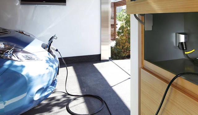 <strong>あたらしい時代づくりに取り組むひとと企業──積水ハウス編</strong>　充電中の日産「リーフ」。