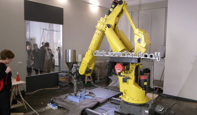 <strong>Milano Salone 2011｜川合将人のミラノサローネそぞろ歩き</strong>　 DESIGN ACADEMY EINDHOVEN　Dirk van der Kooijの椅子を専用のロボットが作っているところ。最後は工具を使って人力でエッジを削り整えていた。