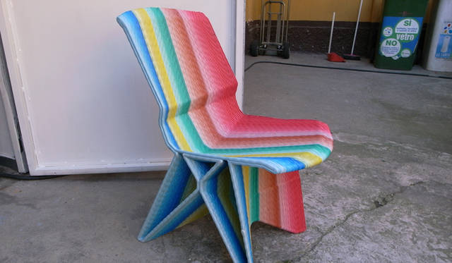 <strong>Milano Salone 2011｜川合将人のミラノサローネそぞろ歩き</strong>　 DESIGN ACADEMY EINDHOVEN　色彩のグラデーションが美しい、Dirk van der Kooijの椅子。ほかにテーブルやロッキングチェアなども展示されていた。