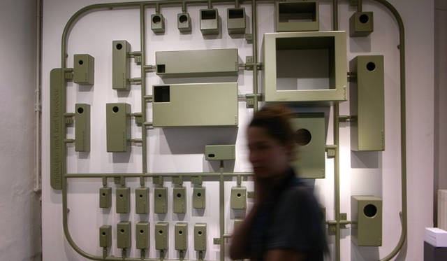 <strong>Milano Salone 2011｜川合将人のミラノサローネそぞろ歩き</strong>　 DESIGN ACADEMY EINDHOVEN　巨大なプラモデルのような姿をしているのは鳥の巣箱の集合体。Eveline Visserのデザインによる《Bird City》と名づけられたもの。