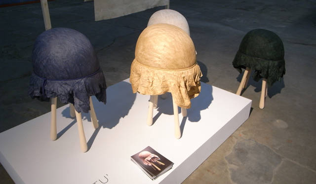 <strong>Milano Salone 2011｜川合将人のミラノサローネそぞろ歩き</strong>　 LENNEKE LANGENHUIJSEN　木材を織物に加工したテキスタイルを使った、DESIGN ACADEMY EINDHOVEN出身のデザイナーのスツール《TUTU》。こちらは別会場での出展風景。