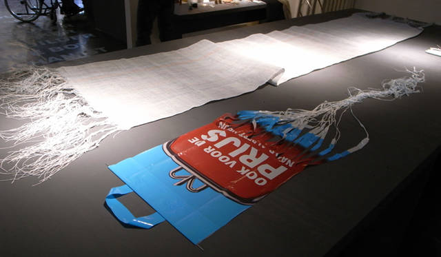 <strong>Milano Salone 2011｜川合将人のミラノサローネそぞろ歩き</strong>　 DESIGN ACADEMY EINDHOVEN　プラスチック製のバッグからあたらしいファブリックを作り出した、Michelle Baggremanの展示。