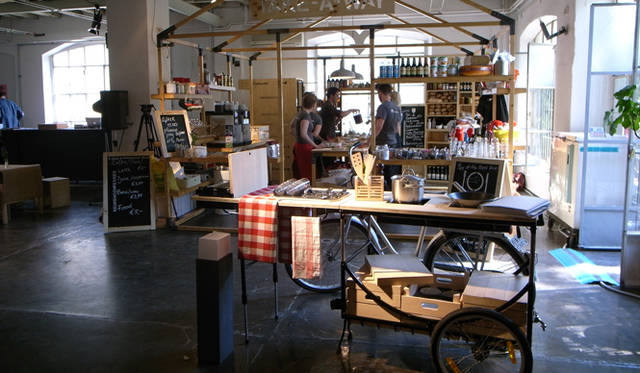 <strong>Milano Salone 2011｜川合将人のミラノサローネそぞろ歩き</strong>　 DESIGN ACADEMY EINDHOVEN　会場内に特設されたキッチンで、スタッフが賑やかに軽食を作っていた。プレスカウンターでチケットを購入する仕組みに。