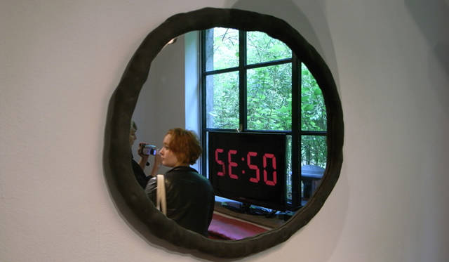 <strong>Milano Salone 2011｜川合将人のミラノサローネそぞろ歩き</strong>　 Maarten Baas　ロッザーナ・オルランディで発表された、DESIGN ACADEMY EINDHOVEN出身のデザイナー、マーティン・バースの新作「Clay - The Plane Collection」のミラー。