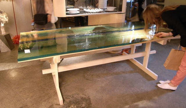 <strong>Milano Salone 2011｜川合将人のミラノサローネそぞろ歩き</strong>　 JO NAGASAKA　日本の建築家、長坂常はロッザーナ・オルランディでテーブルを発表。表面にほどこされたエポキシ加工の不思議なグラデーションに、多くの来場者が目を奪われた。