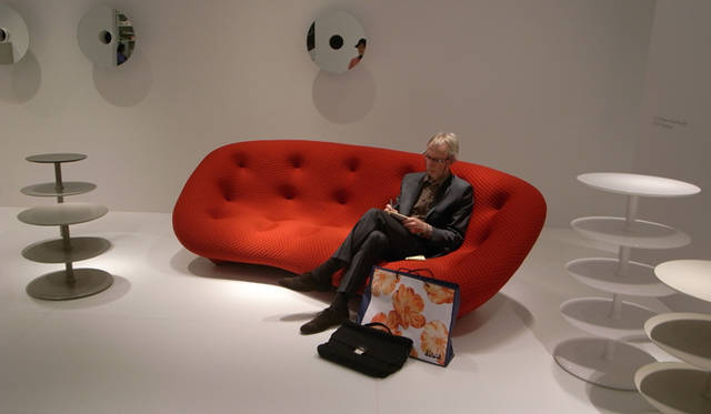 <strong>Milano Salone 2011｜川合将人のミラノサローネそぞろ歩き</strong>　 Ligne Roset　フランスの家具ブランド、＜リーン・ロゼ＞はブルレック兄弟のソファ《PLOUM》を発表。こちらは見本市会場の展示風景。