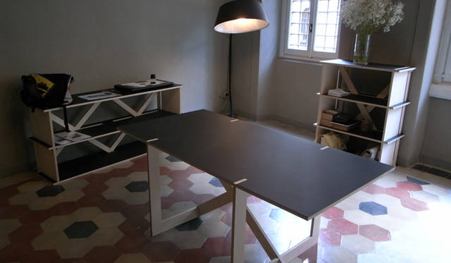 <strong>Milano Salone 2011｜川合将人のミラノサローネそぞろ歩き</strong>　 Colin Schaelli　スイスの若手デザイナー、コリン・シェーリーの、ネジや釘などを一切使用しない合板製の組み立て式家具シリーズ「con.temporary funiture」。イタリアでは初の展示となる。