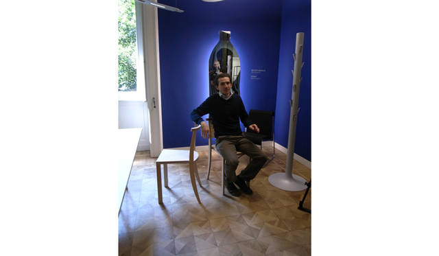 <strong>Milano Salone 2011｜川合将人のミラノサローネそぞろ歩き</strong>　 DANESE　自身がデザインした椅子《STRATOS》に座る、フランチェスコ・ファシン。1977年生まれのイタリア人デザイナーである。