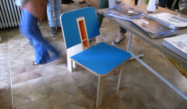 <strong>Milano Salone 2011｜川合将人のミラノサローネそぞろ歩き</strong>　 DANESE　マタリ・クラッセによる合板製の椅子《DOUBLE SIDE》は、背もたれがテーブルに可変する仕組みとなっている。